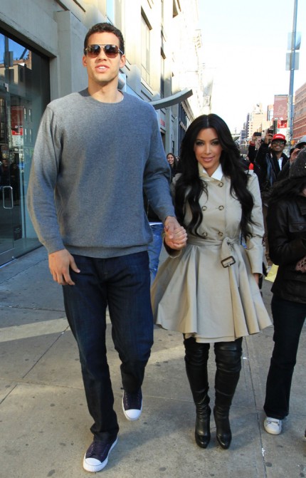 Высоким мужчинам нравятся. Kim Kardashian and Kris Humphries. Высокие мужчины и миниатюрные женщины. Высокий парень.