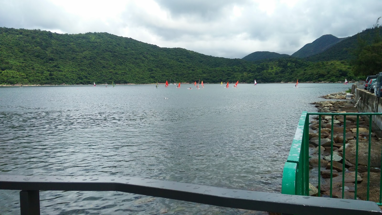 黑老闆說︱香港塔門半日遊_黃石碼頭 黑老闆香港塔門半日遊_黃石碼頭旁海域上都是風浪板、帆船,香港史上第一面奧運金牌選手李麗珊就是滑浪風帆選手,此處是其中一個訓練中心。