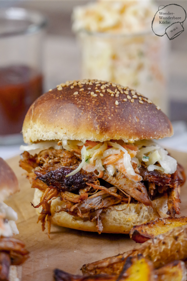 Pulled Pork (aus dem Backofen) mit selbstgemachten BurgerBuns und Coleslaw