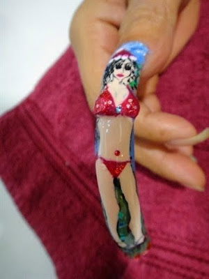 Una mujer en bikini pintada en la uña