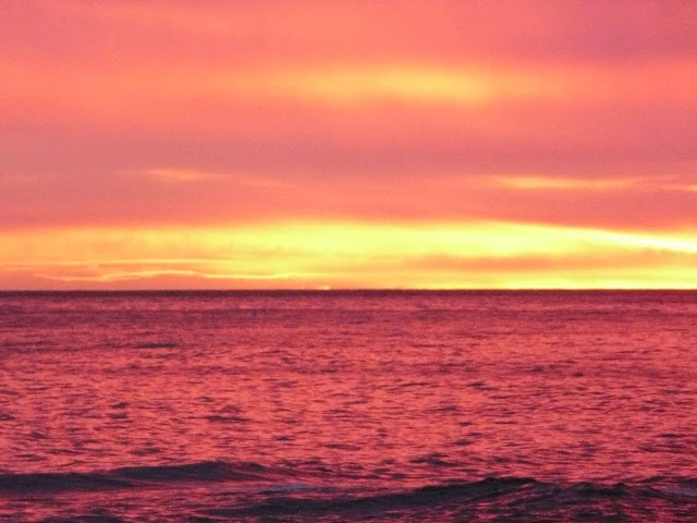 地中海での日の出の写真