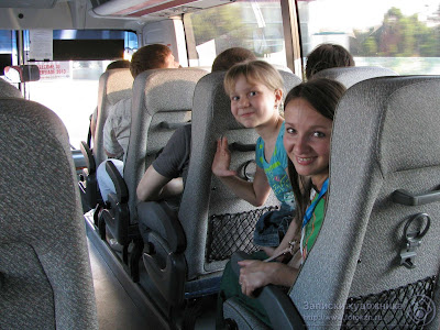 Настя с Тасей в автобусе
