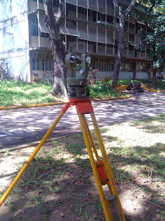 Teodolito, teodolito estacionado, teodolito sobre trípode, topografía ucv, mediciones de geodesia