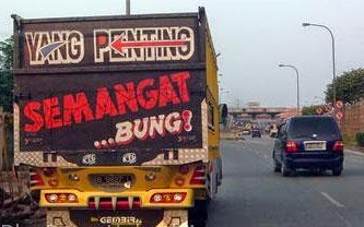Kreatif, Gambar dan Tulisan Unik di Belakang Truk yang Bisa Bikin Kamu Ketawa Ketiwi Sendiri