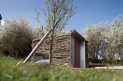 ¿Esconder o destacar los baños públicos?