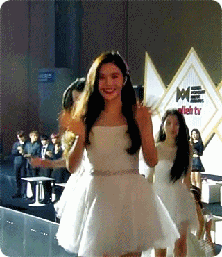 오마이걸 팬이라면 감동적일 오마이걸의 첫 연말시상식 수상 장면.gif | 인스티즈