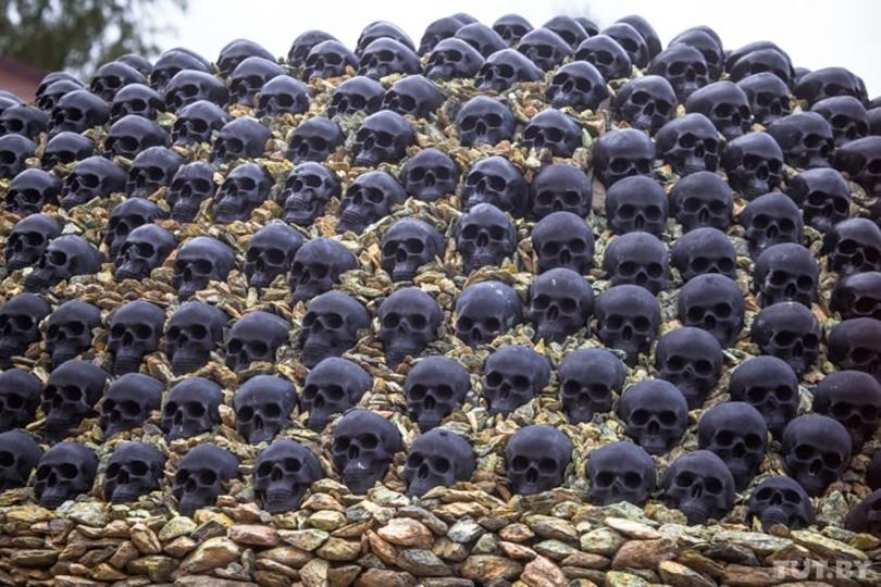 Town of Ratomka, five kilometers from the Belorussian capital of Minsk, there is a horrible house made up with dozen of black skulls and devil hands.