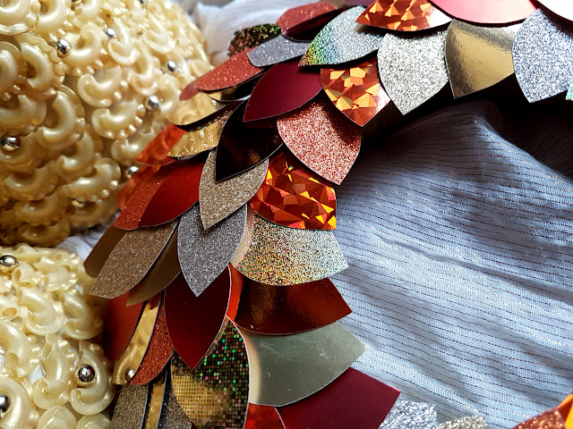 dekoracje i ozdoby świąteczne-wieńce na Boże Narodzenie-wieńce świąteczne -wianki-diy do it yourself- Christmas wreath -wieniec na Boże Narodzenie- handmade- Christmas crafts- Mikołaj z wacików kosmetycznych - pluszowy renifer- home decor