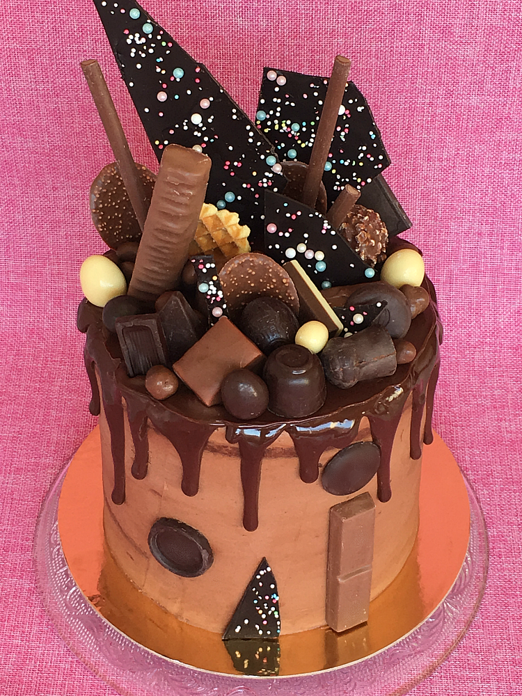 drip-cake-decorada-con-chocolate
