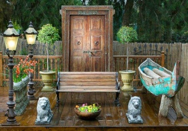 Reuse your old doors – cool decorations and DIY furniture