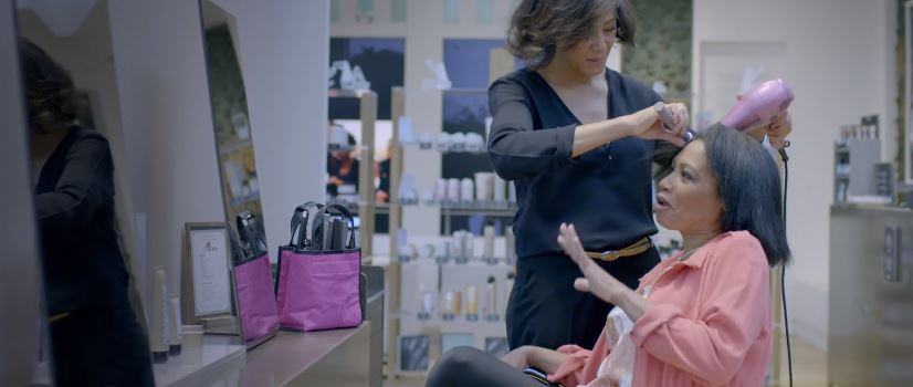 Modella Samsung pubblicità Words con tutte donne ''Telefono Rosa''