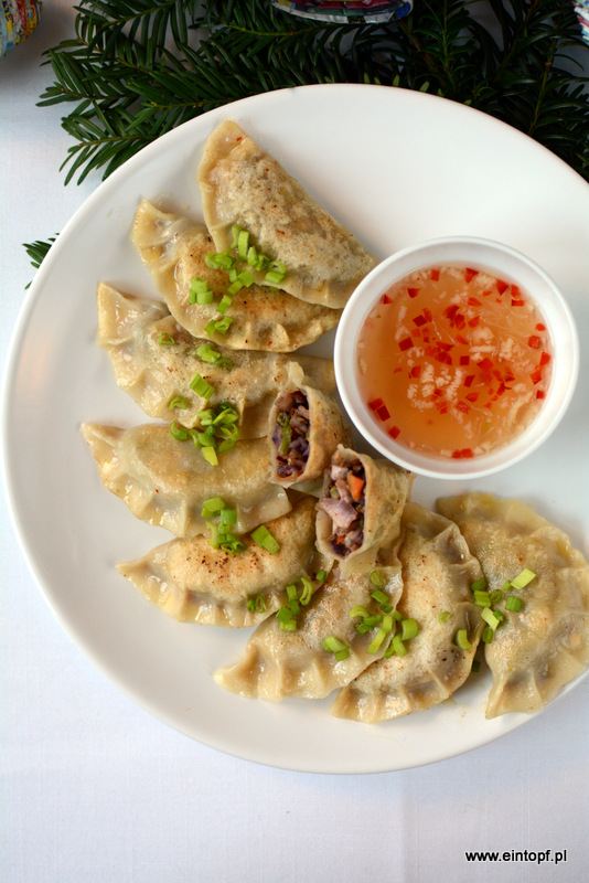 eintopf pierogi z kimchi, tofu i grzybami
