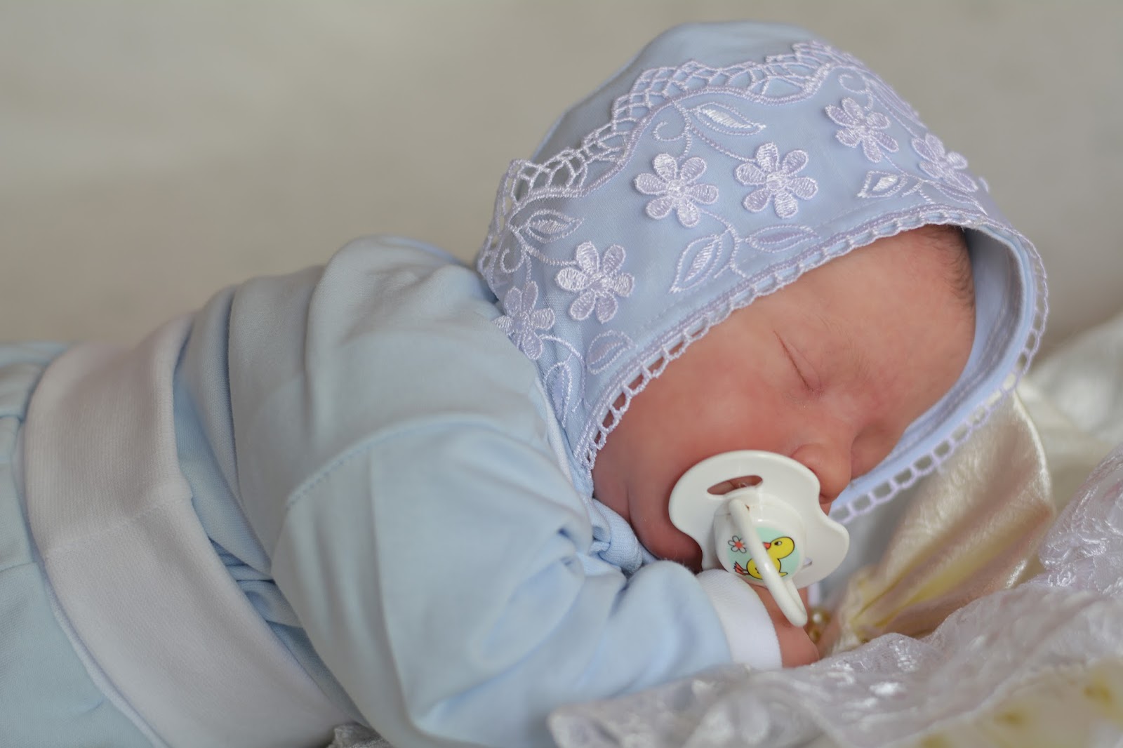 чепчик для новорожденного на выписку. чепчик на выписку. чепчик на выписку. чепчик на выписку. шапочка для новорожденного на выписку.