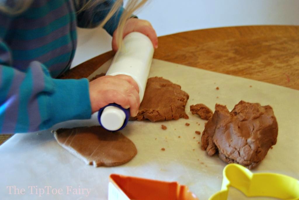 http://thetiptoefairy.com/blog/2014/03/yummy-nutella-play-dough-edible.html