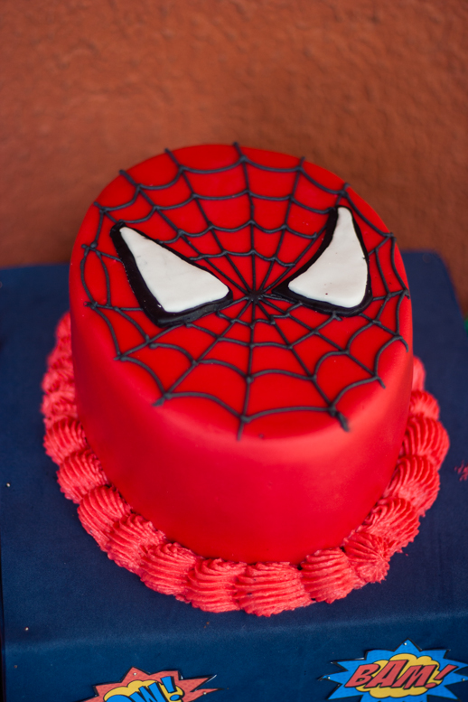 La Cocina de Carolina: Pastel de Spiderman hecho con fondant y royal icing