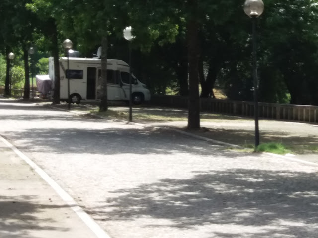 Parque de estacionamento com auto caravanas