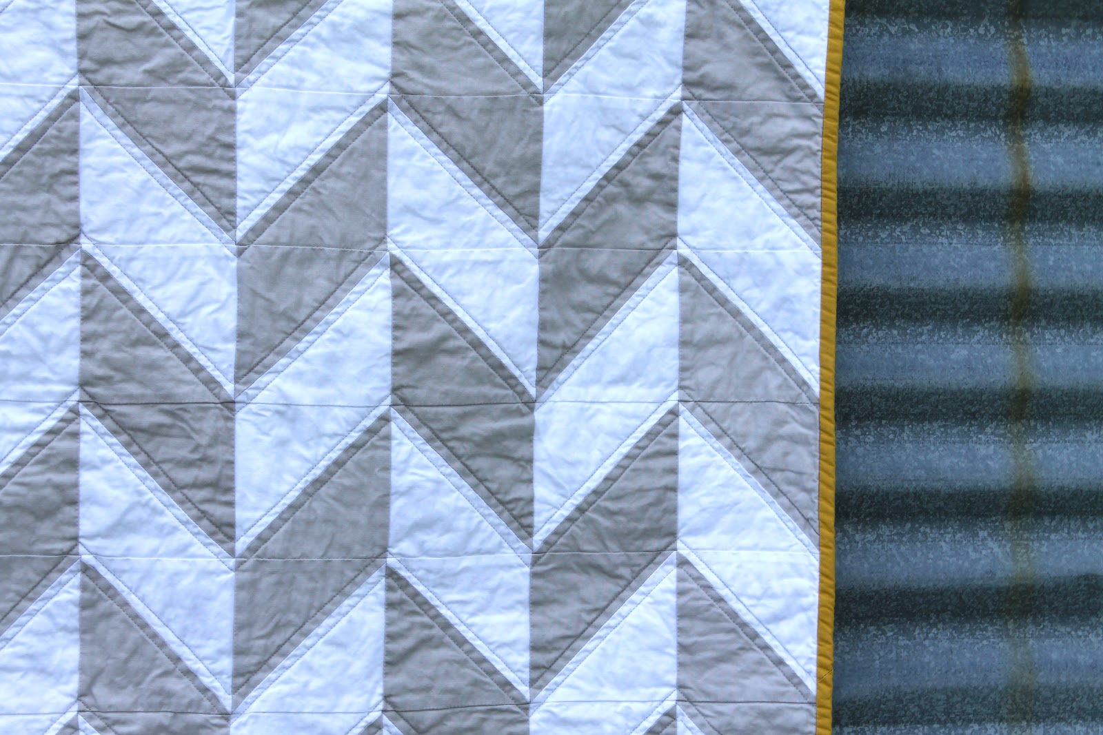 craftyblossom-grey-and-white-herringbone-quilt