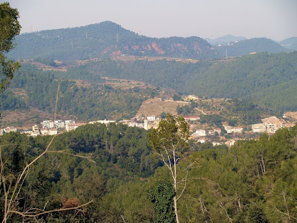 Torrelles de Llobregat amb l'església de Sant Martí i al fons el puig de Sant Vicenç Torrelles de Llobregat amb l'església de Sant Martí i al fons el puig de Sant Vicenç