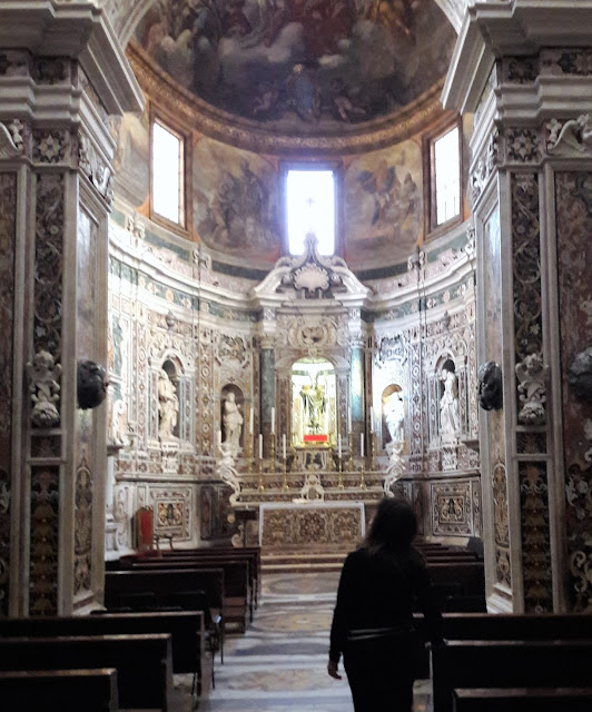 interno di una chiesa con marmo