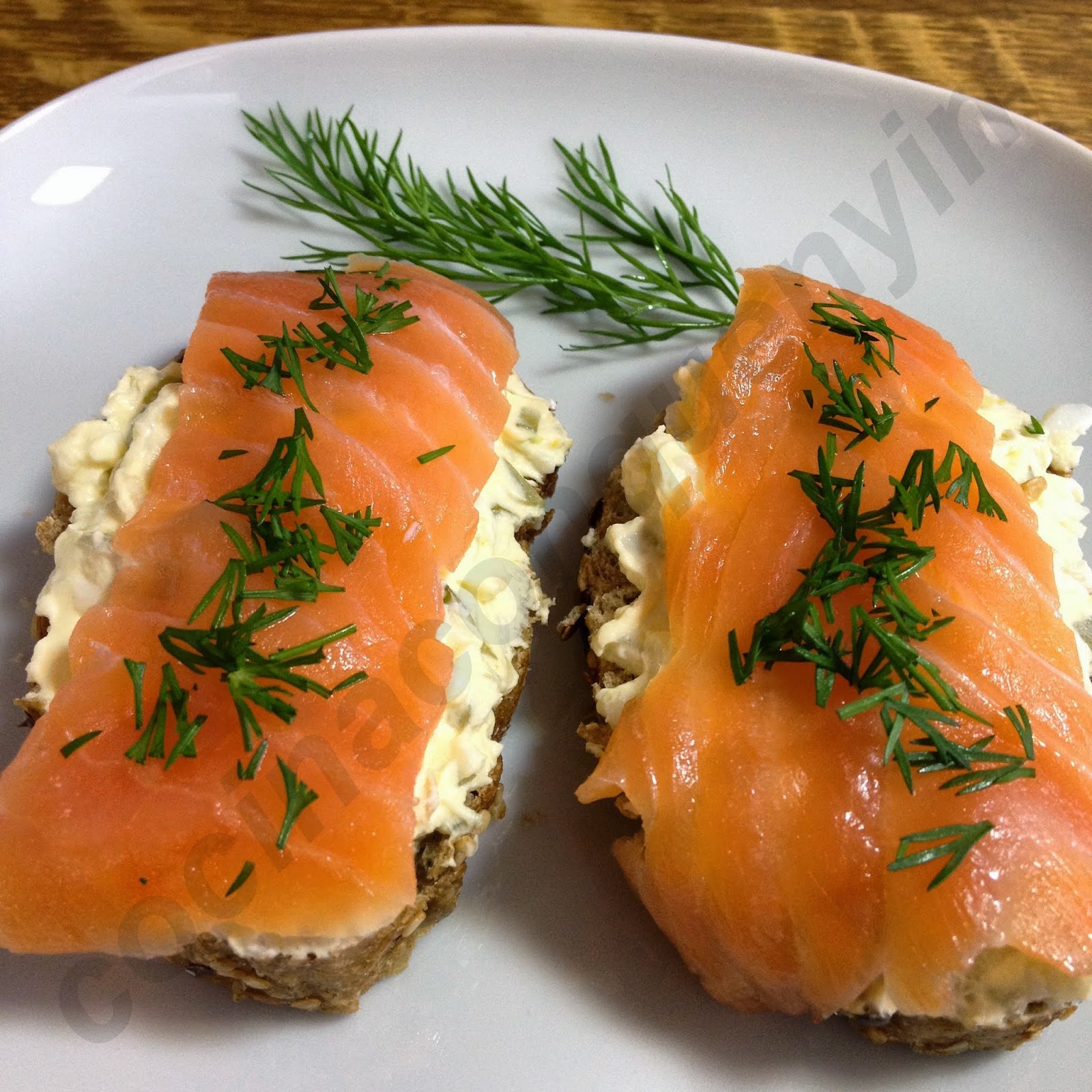 Cocina con Quenyin: Montadito de salmón ahumado con queso Philadelphia y eneldo