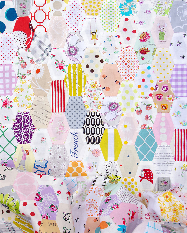 A Stretched Hexies Quilt - English Paper Piecing | © Red Pepper Quilts 2019