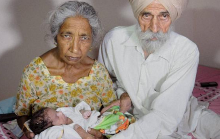 72 года родила. Далджиндер каур сейчас. Индианка родила в 72 года. 72 года родила. Буми сехат.