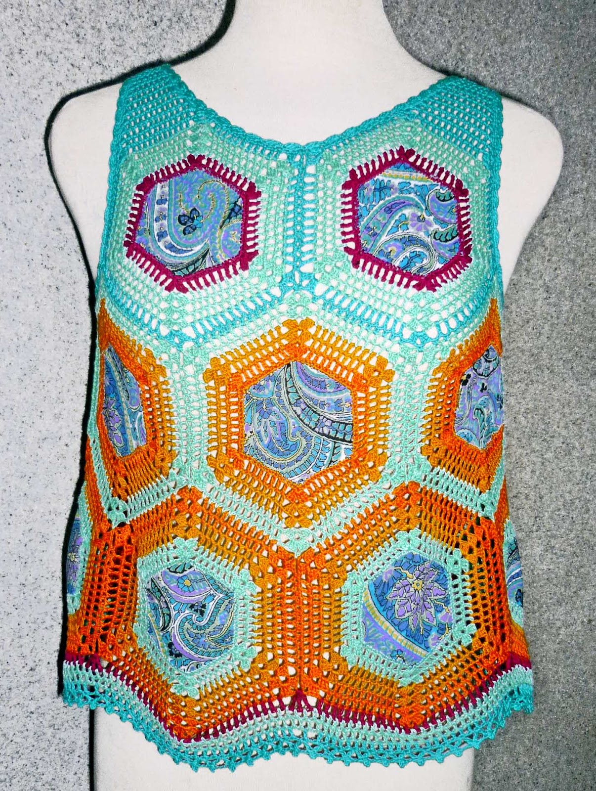 Tejidos Carmesí: Blusa tejida a crochet en hilos colores verde agua, amarillo, naranja, magenta y y aplicaciones de tela estampada, talla M