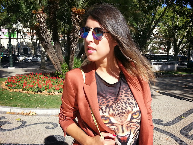 Grrr . Gafas de sol redondas. Camiseta con cara de leopardo.