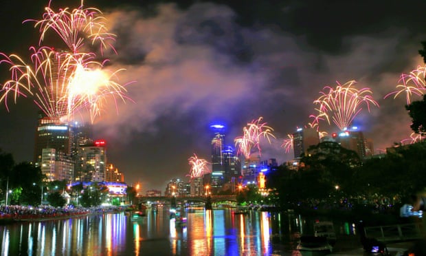 メルボルンの "NYE" 花火風景: 住宅の「高層化」に伴い花火も。。