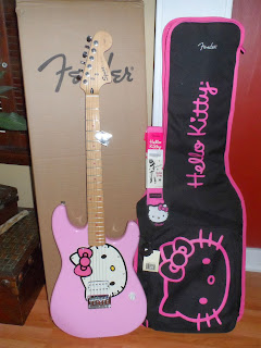 Электрогитара хелоу кити. Электрогитара fender хеллоу кити. Бас гитара хелло китти. Бас гитара хелло китти. Электрогитара fender squier hello kitty strat pink.