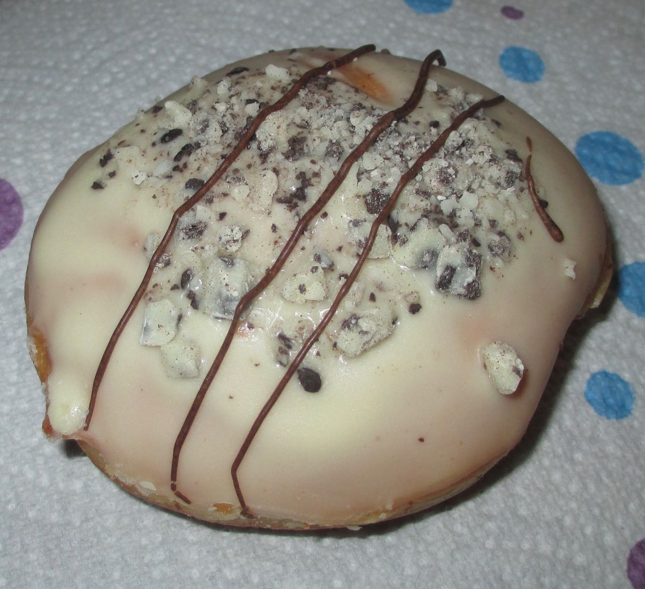 FOODSTUFF FINDS New Hershey's Cookies 'n' Creme Doughnut (Krispy Kreme) By Cinabar