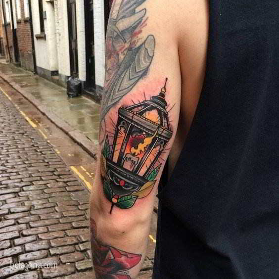Un tatuaje del triceps de Farol antiguo victoriano muy bien hecho