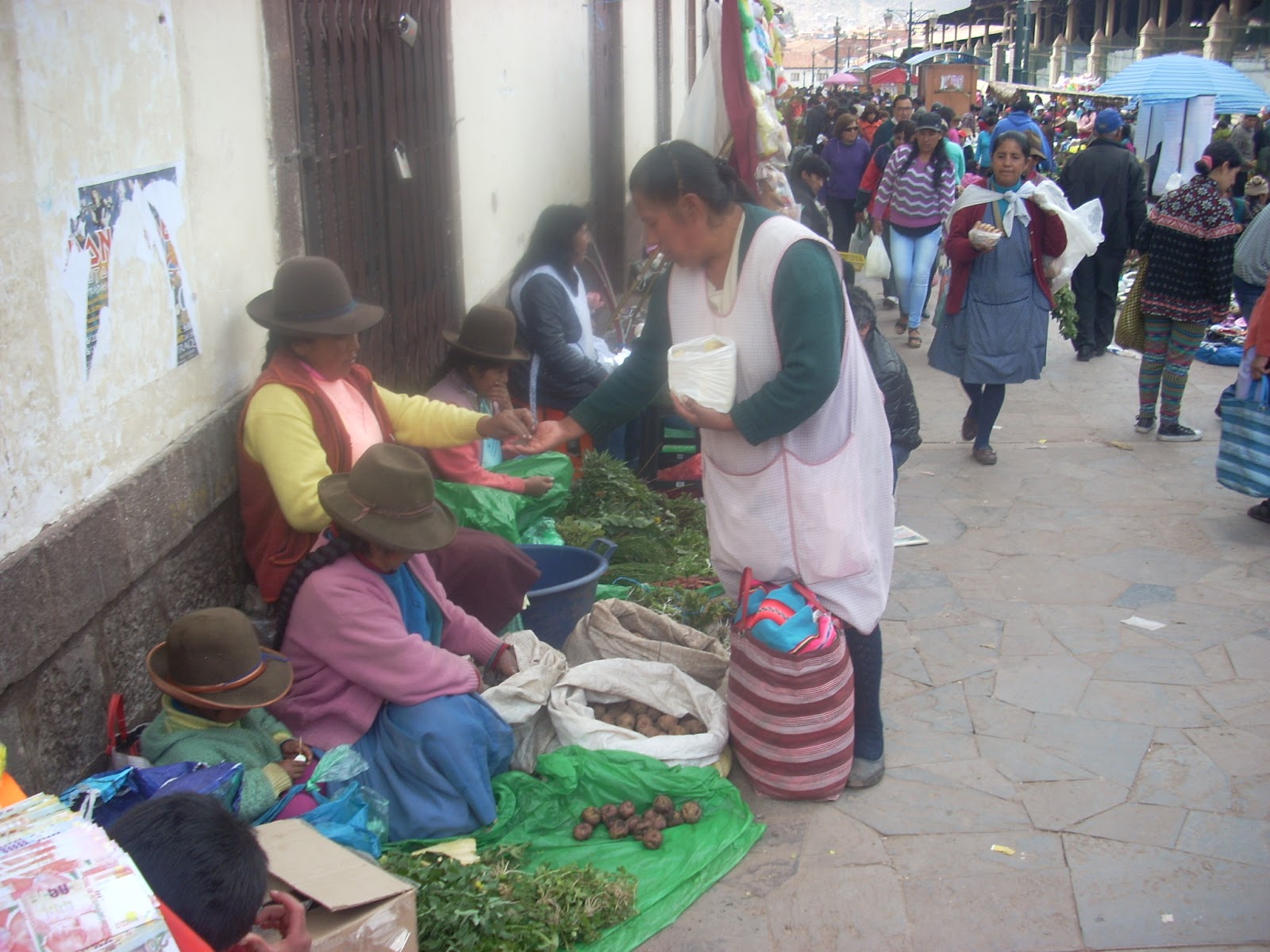 economia-y-algo-mas-cuzco-vendedores-en-el-mercado