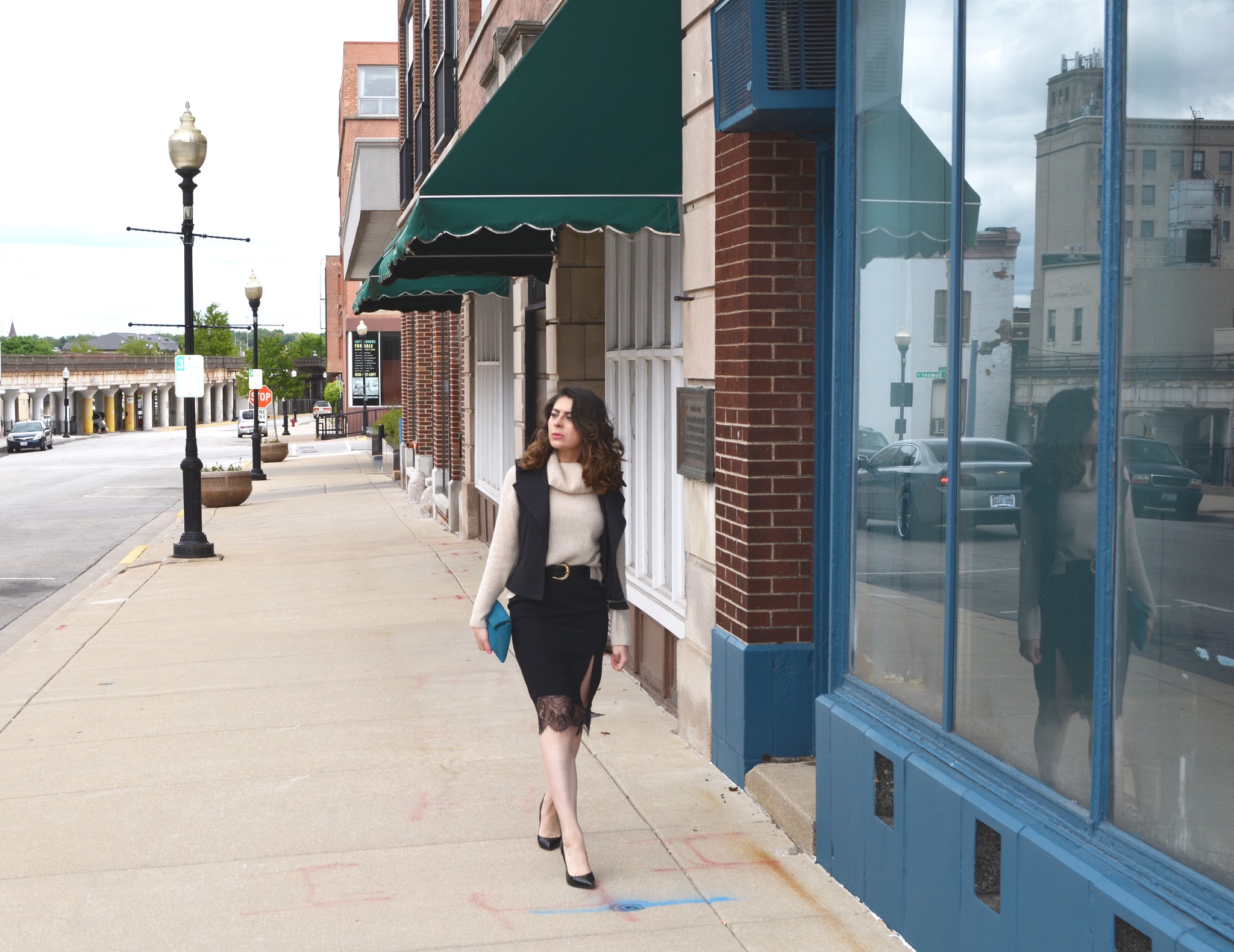 slip skirt and sweater, Chicago blogger, Fashionlingual, un jersey y una combinación, un suéter y enaguas, Chicago streetstyle, downtown Aurora Illinois