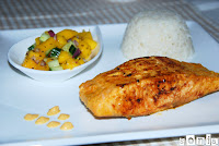 Salmón tandoori con chutney picante de mango y pepino