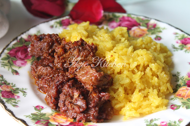 Pulut Kuning Dengan Rendang Daging