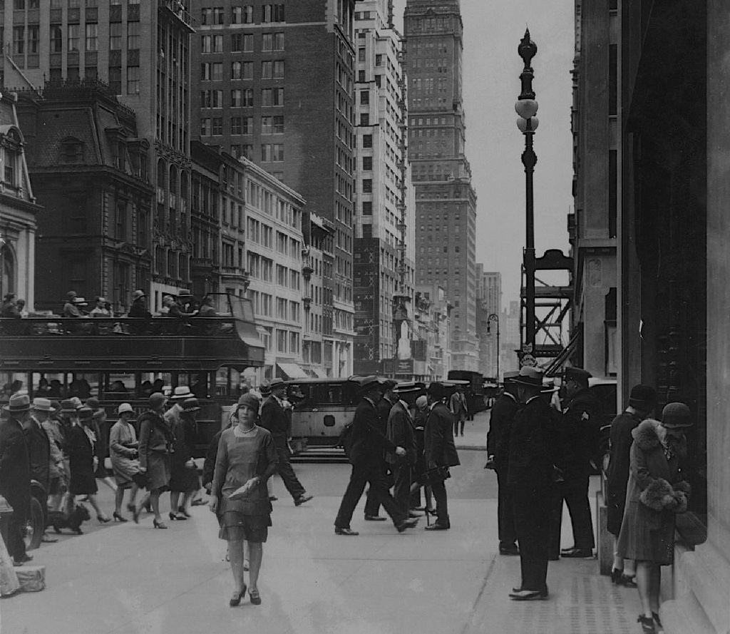 30 Incredible Photos of the Fifth Avenue, NYC Through the Years