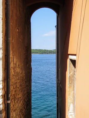 what to see in Rovinj Croatia: narrow passages to the sea