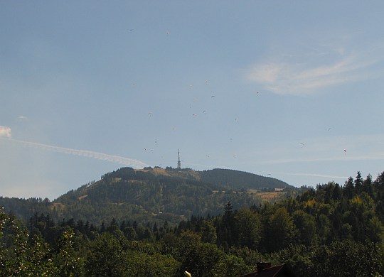 Nad Skrzycznem wciąż szybują paralotniarze.