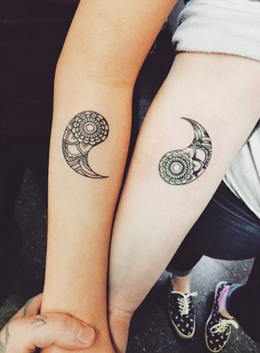 Separado Yin Yang tatuagens em cada braço. Você pode ser artístico de tinta e os dois aspectos do Yin Yang em um braço e um no outro. Os detalhes intrincados sobre o Yin Yang elementos também olhar surpreendente.