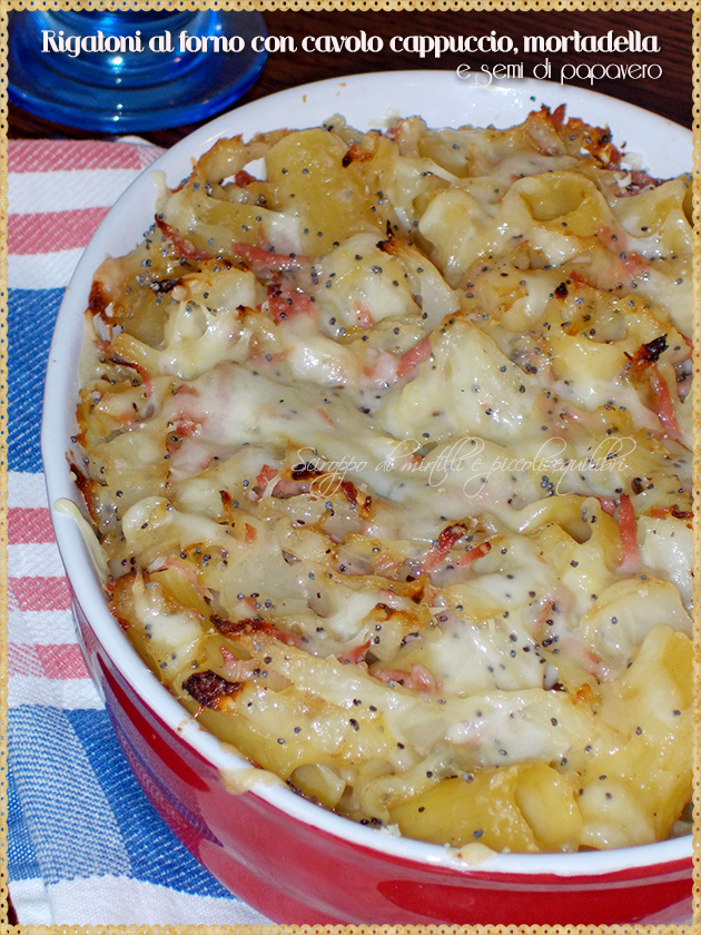 Rigatoni al forno con cavolo cappuccio, mortadella e semi di papavero