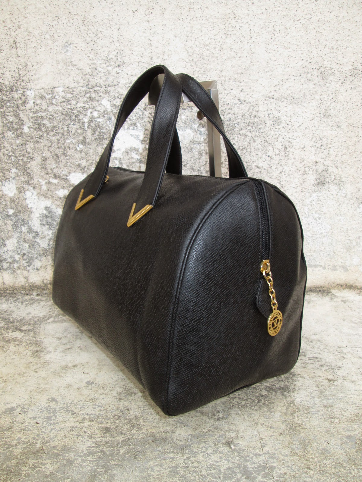 d0rayakEEbaG Authentic Valentino Garavani Black Leather Boston Bag(SOLD)