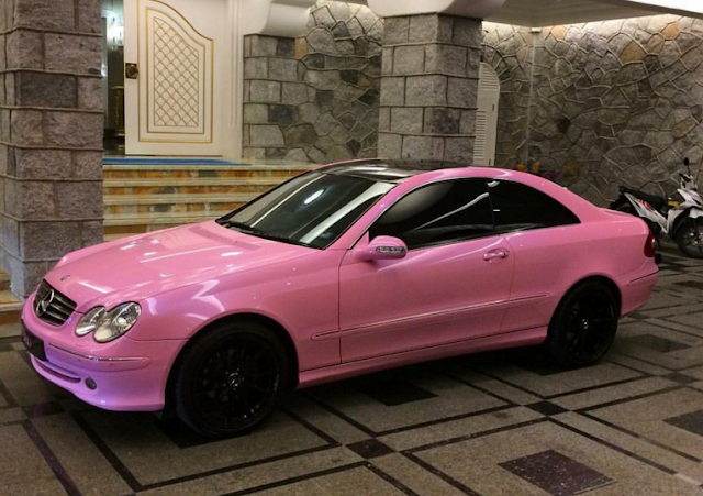 Mempunyai limo dan kereta lain yang serba PINK Mempunyai limo dan kereta lain yang serba PINK