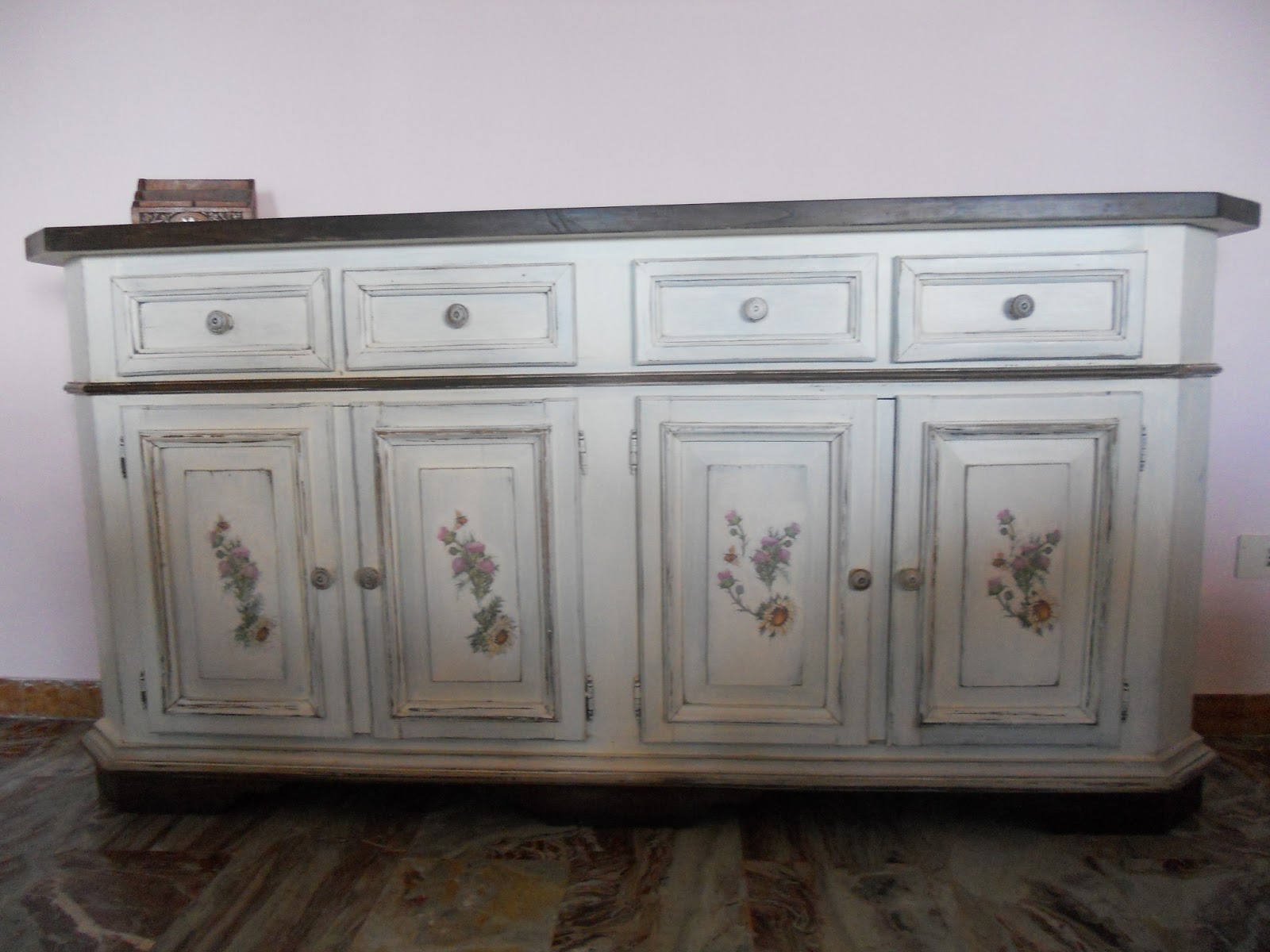 Shabby Chic Una credenza in legno massello...