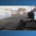 Assaltante derruba mulheres de moto em movimento para roubar veículo na BA; veja vídeo