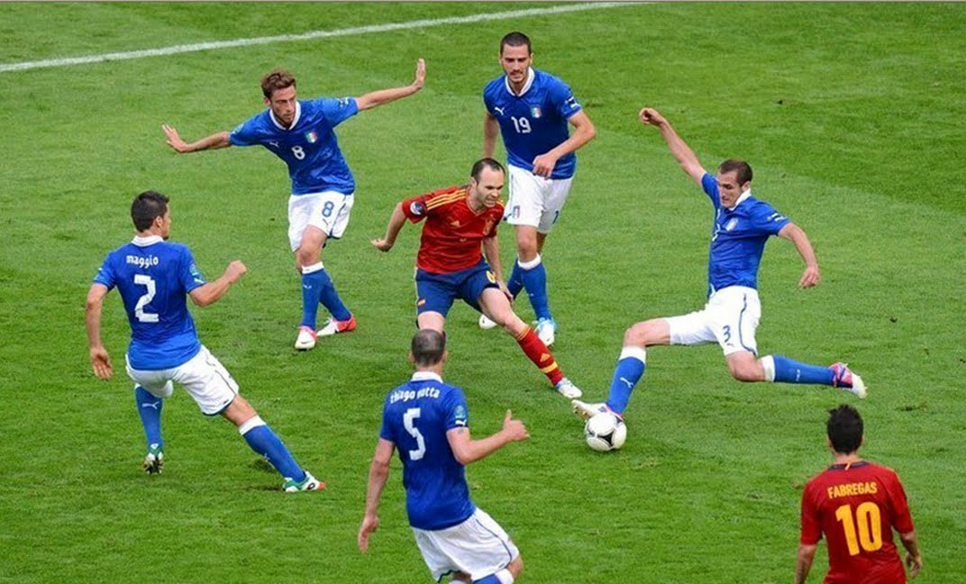 Iniesta-Surrounded-by-Italy.jpg