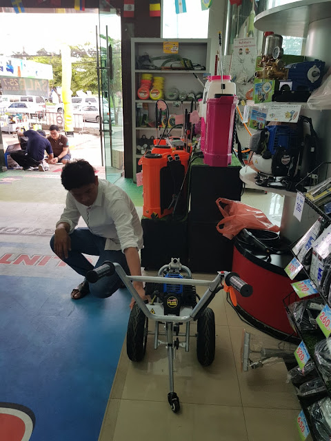 เครื่องตัดหญ้ารถเข็น สนามหญ้า