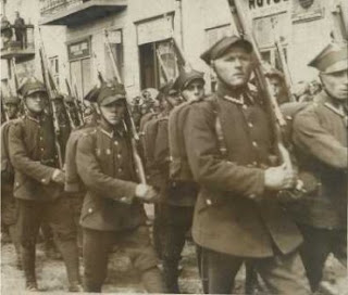 POLISH INFANTRY WW2 marching in formation