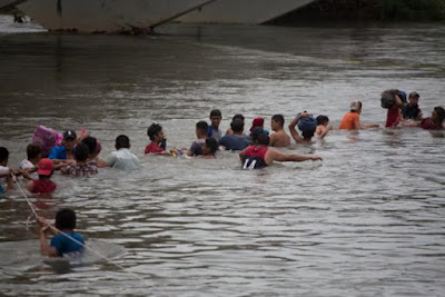 Desesperados, migrantes se lanzan al río Suchiate para ingresar a México