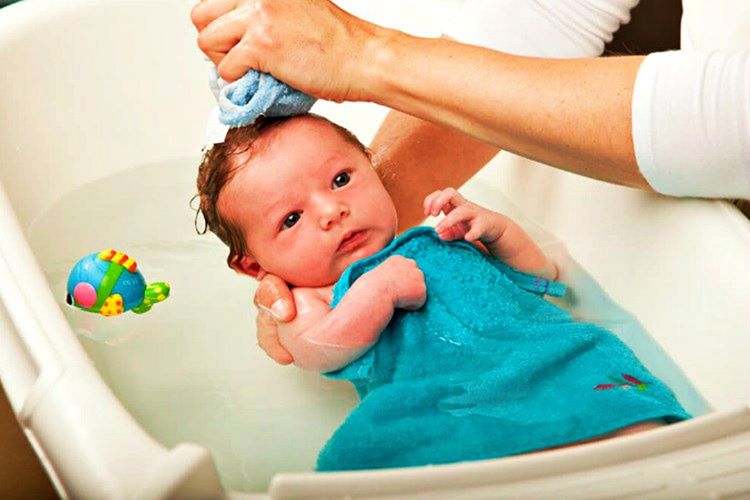 Bebeklere haftada üç defa banyo yaptırılmalıdır, doktorlar bu şekilde tavsiye vermektedir.